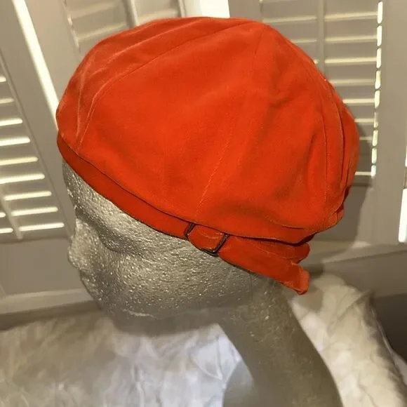 Vintage‎ 60s Tomato Red Velvet Beret with Gold Buckle Detailing - Picture 2 of 7